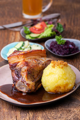 fränkisches Schäufele mit Knödel