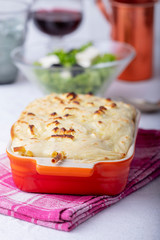 Pastitsio in einer Auflaufform