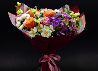 Obraz na płótnie Canvas bright contrasting bouquet assembled from hydrangea, peony rose, chrysanthemum, eustoma and alstroemeria