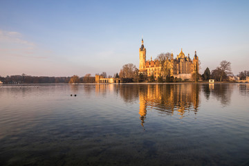 Obraz premium Dawn at Schwerin Palace (Schweriner Schloss), reflected in the water of Schweriner See lake. World Heritage Site in Mecklenburg-Vorpommern, Germany
