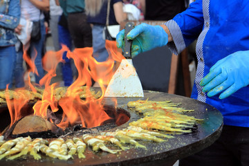 Fototapeta na wymiar cooking on fire on a city street