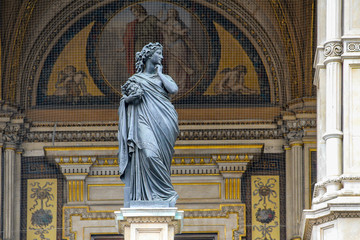 Obraz premium The statue of the muse with theatrical mask in his hands near the Vienna Opera