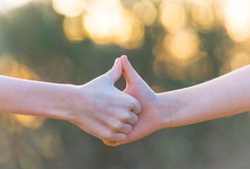 Niños chocando pulgares