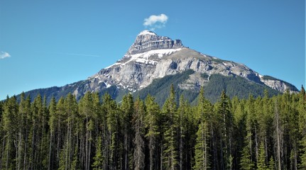 The majestic mountains, beautiful lakes and trails of the Canadian Rockies in Banff National Parks attracts outdoor adventure lovers from around the world.s