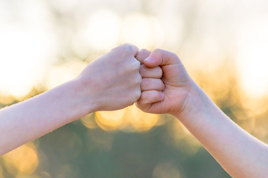 Ni&ntilde;os chocando pu&ntilde;os