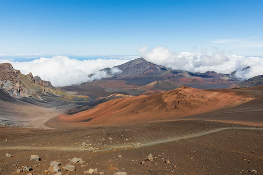 Craters Kama'oli'i, Pu'uom'ui, Pu'uopele and Kamohoalii, Sliding Sands Trail, Haleakala volcano, Haleakala National Park, Maui, Hawaii, USA