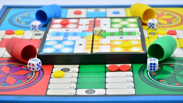 Juego del parch&iacute;s con el tablero, las fichas de colores y los dados de juego