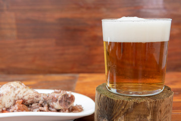 Vaso de cerveza con aperitivo