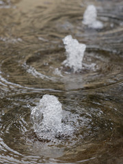 Kleine Fontänen im Springbrunnen