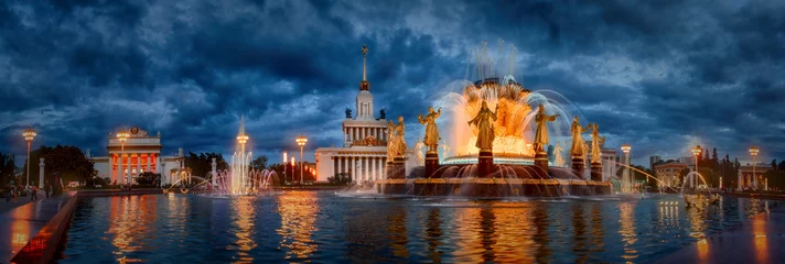Fotobehang Moskou Beroemde Moskouse fontein Friendship of Nations in de late avond