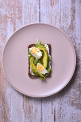 Pan de centeno con aguacate y huevo