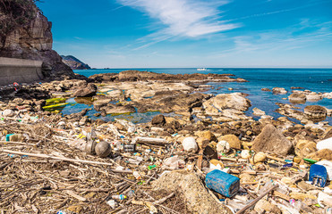 日本海・景観地に堆積するプラスチックゴミ漂流物 - obrazy, fototapety, plakaty