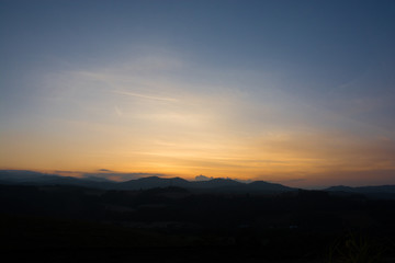 夕暮の山並みと夕焼け空