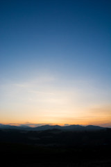 夕暮の山並みと夕焼け空