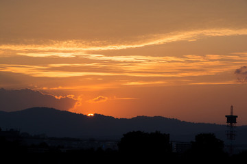 Obraz premium 夕焼空と沈む夕陽