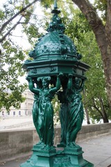 une fontaine parisienne