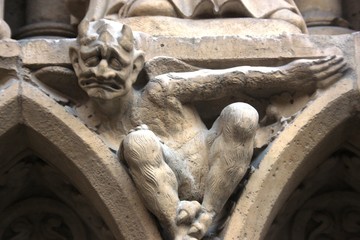 petite statue à Notre Dame