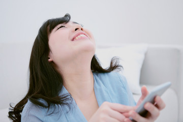 スマートフォンを操作する女性