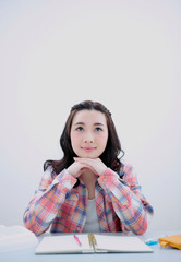 考え事をする女性