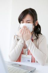 マスクをしているビジネスウーマン