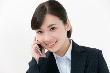 スマートフォンで通話するビジネスウーマン