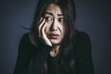 悩む 考える 女性 Wall Mural Wallpaper Murals Beeboys 悩む 考える 女性 Wall Mural Wallpaper Murals Beeboys