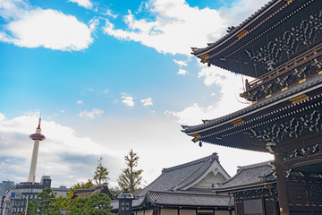 Obraz premium 東本願寺御影堂門と京都タワー