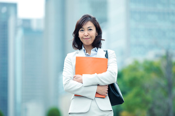 ファイルを抱えるビジネスウーマン