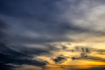  Dieses einzigartige Bild zeigt den gigantischen Sonnenuntergang auf den Malediven. eineinzig artiges Farbschauspiel wie der Himmel sich Orange färbt