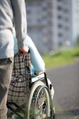 Obraz premium 車いすで散歩するシニア夫婦の後姿