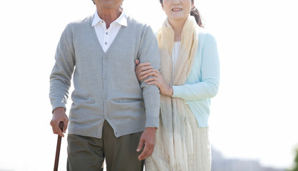 散歩をするシニア夫婦