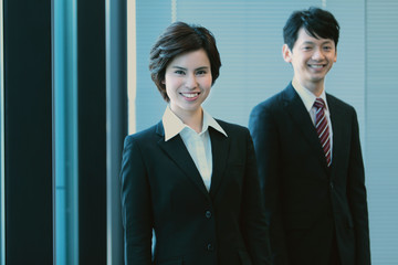 笑顔のビジネスウーマンとビジネスマン