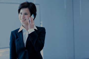 スマートフォンで通話するビジネスウーマン