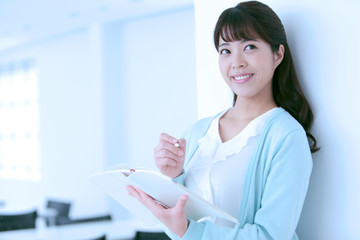 手帳を持つ女性