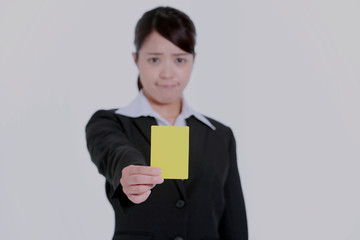イエローカードを出すビジネスウーマン