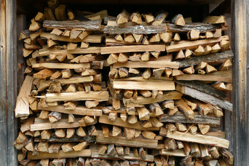 交互に積み上げられた薪