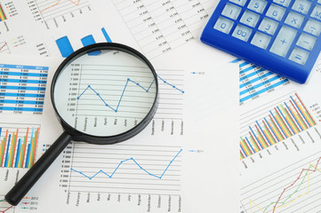 Obraz premium Business concept, calculator and magnifying glass on financial report