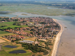 vue aérienne de la ville du Crotoy dans la Baie de Somme au nord de la France