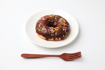お皿にのせた チョコレート ドーナッツ 白背景