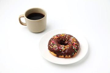 お皿にのせた チョコレート ドーナッツ とホットコーヒー 白背景