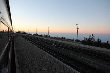 Fototapeta na wymiar Brockenbahn im Abendlicht