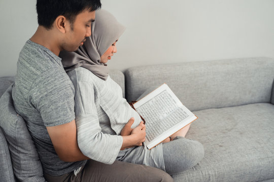 couple pregnant read quran together at home