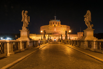 Obraz na płótnie Canvas Castel Sant Angelo and bridge with statues at night
