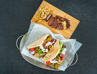 pita with grilld beef steak and vegetables