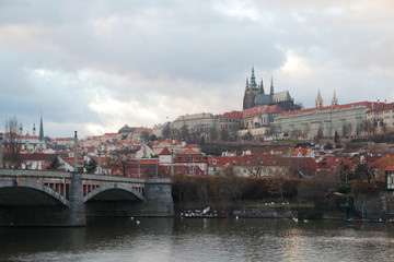 Obraz premium The panorama of the Charles bridge and Prazhsky Hrad in the center of Prague