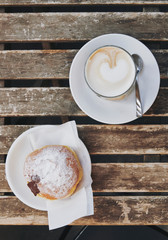 Vista cenital de un café y un Pastel de chocolate en una terraza del rione de Monti en Roma