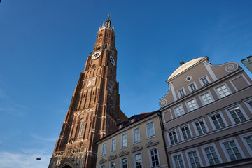Fototapeta na wymiar Martinskirche Landshut Westseite mit Häuser