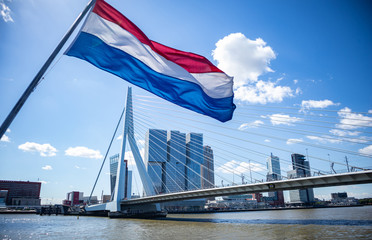 Niederländische Nationalflagge weht auf einem Boot in Rotterdam