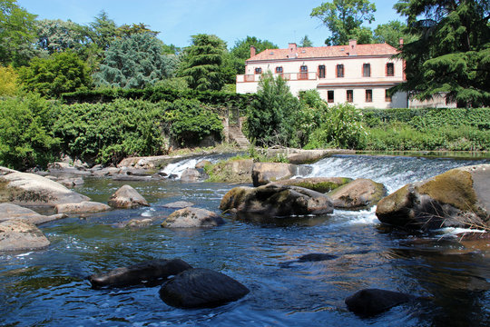building along the river s&egrave;vre in clisson (france)