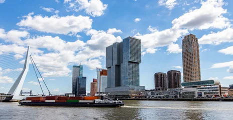 Rolgordijnen Containerschip en logistiek tegen Rotterdams stadsbeeld © Rawf8